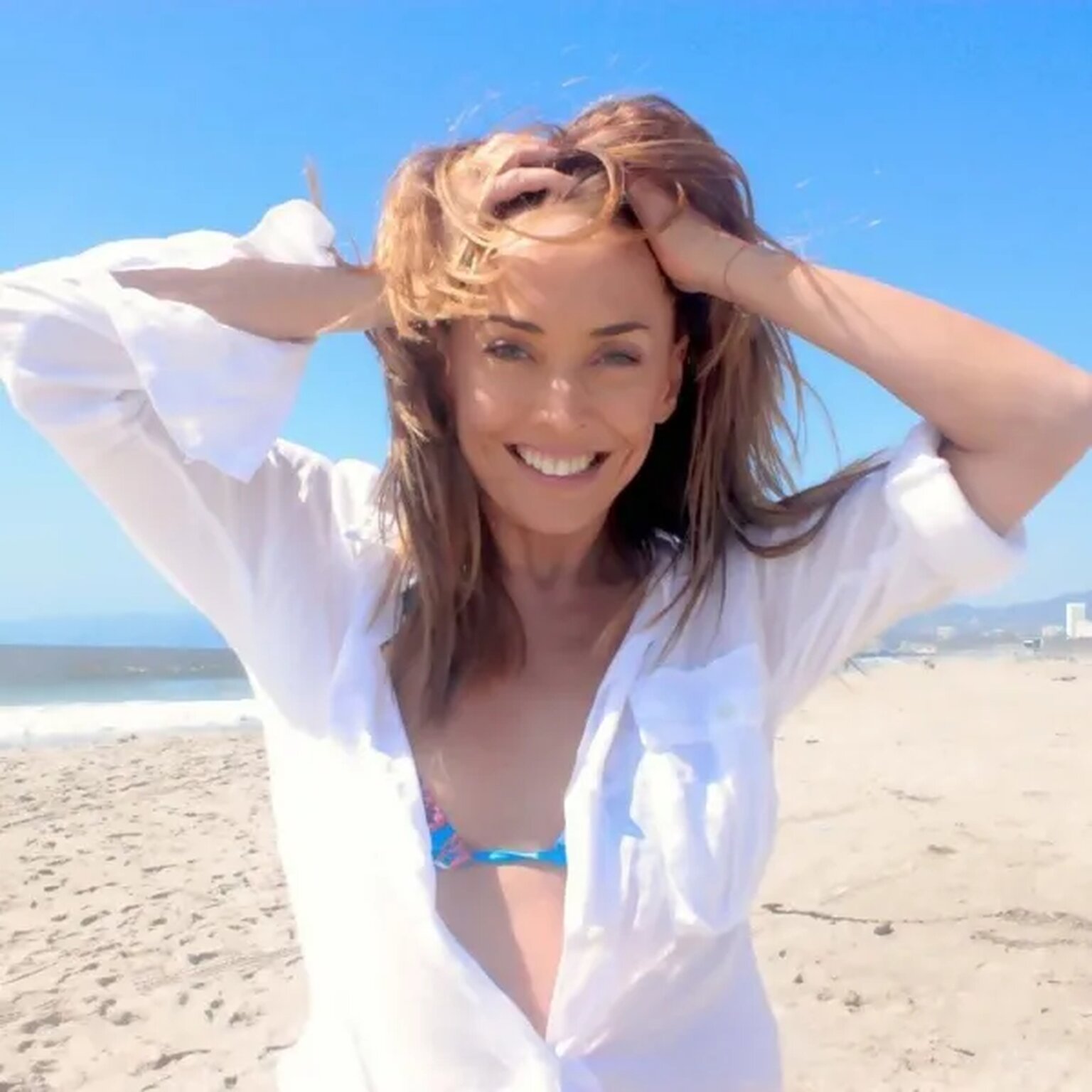 А на море белый песок